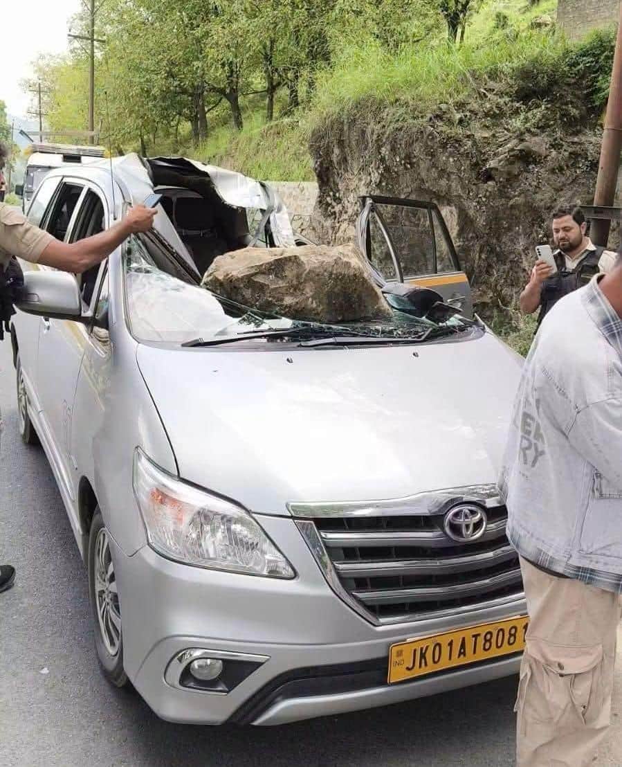 Tourist Injured After Stone Hits Innova Vehicle In Anantnag
