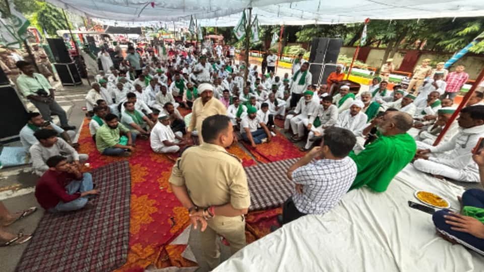 English Headline: BKU Commissioner's Office Gherao Ends at 7 AM in Meerut After 6-Hour Talks with Officials