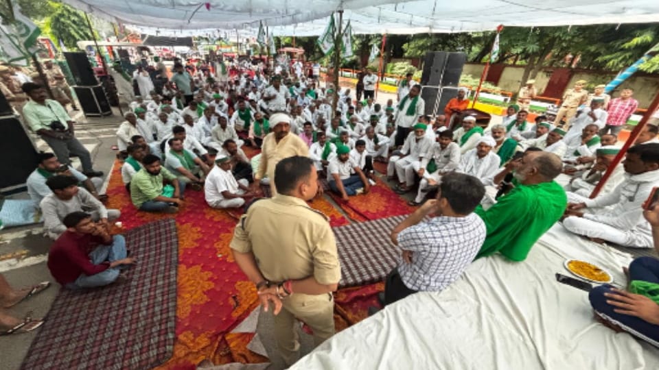 English Headline: BKU Commissioner's Office Gherao Ends at 7 AM in Meerut After 6-Hour Talks with Officials