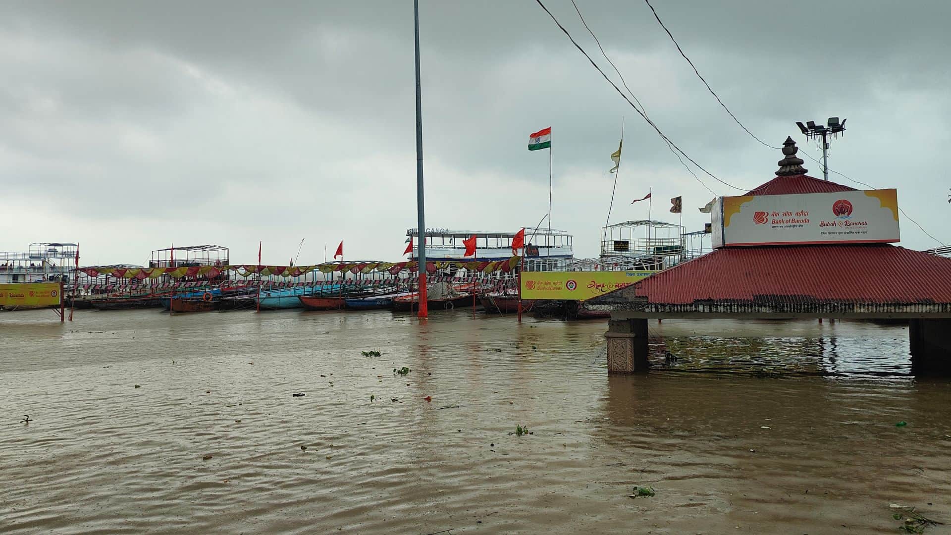 Arrived relief camps belongings Ganga water level above danger mark Varuna also rising in varanasi