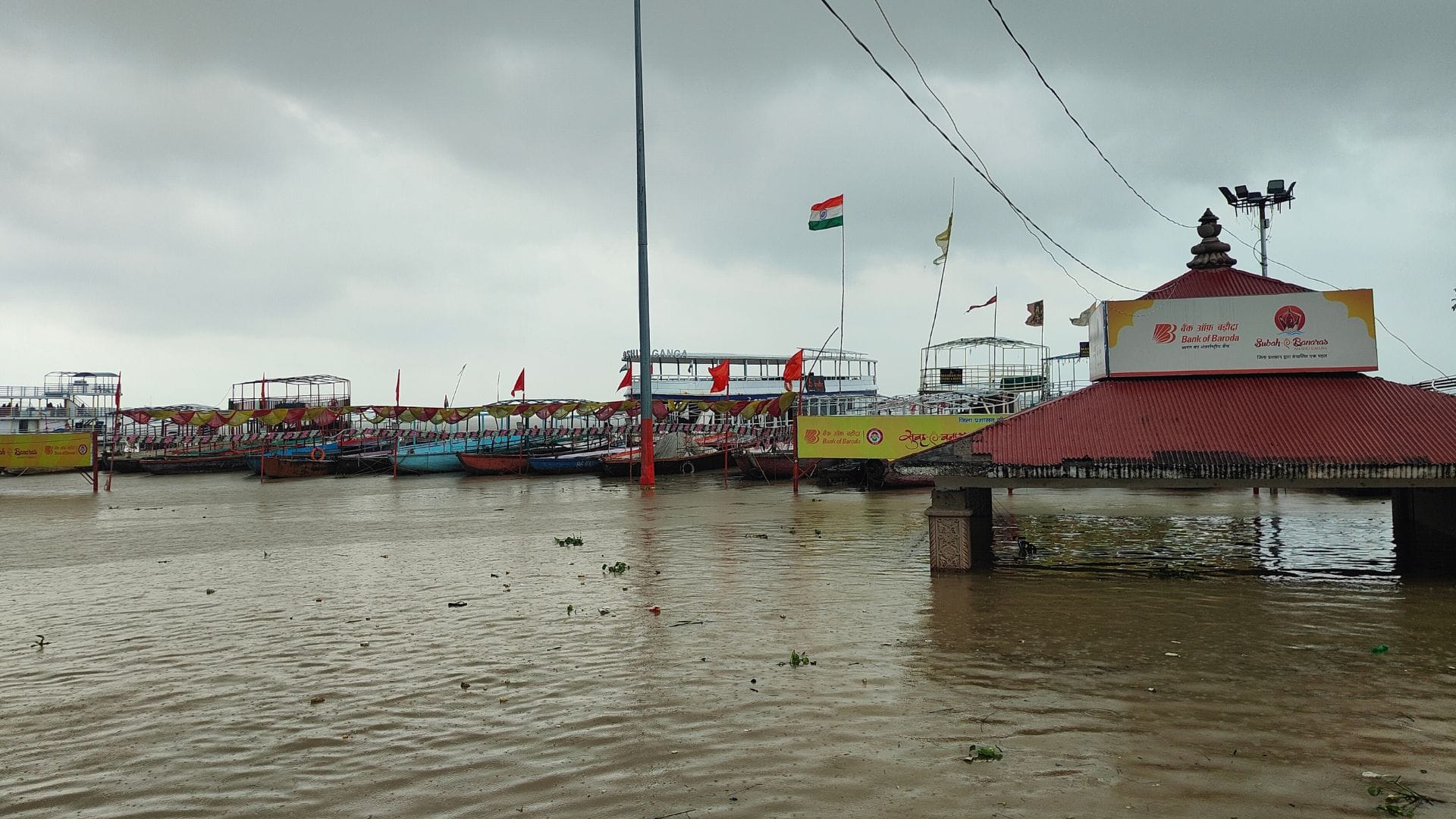 Arrived relief camps belongings Ganga water level above danger mark Varuna also rising in varanasi