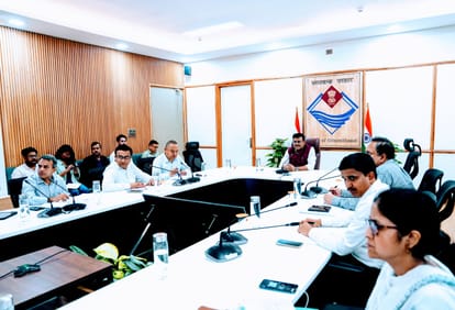 बैठक करते मुख्य सचिव आनंद बर्द्धन
