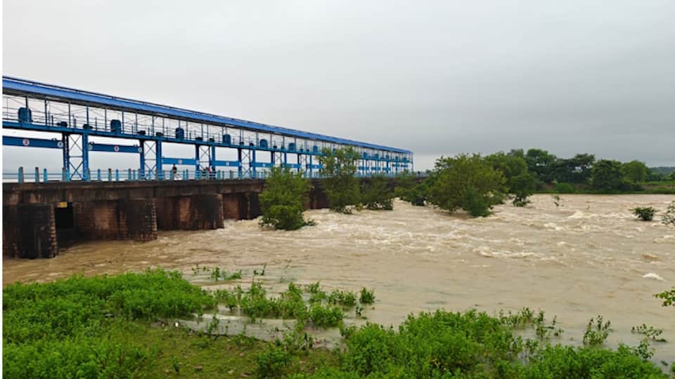 Chitrakoot Floods Devotees crossing a 50-foot-wide drain by paying ₹20