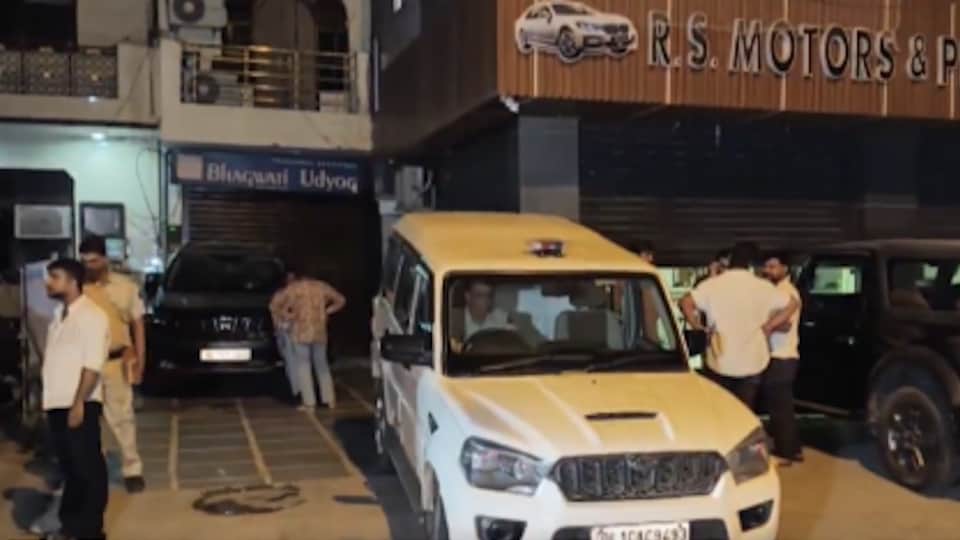 Elderly Rakesh Khanna murder case in Rohini solved four accused arrested motive was robbery