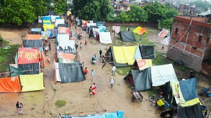 ढेलवरिया क्षेत्र में माता मंदिर के पास बाढ़ राहत शिविर।