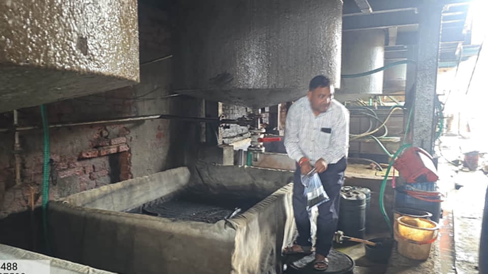 फैक्टरी में यूपी पीसीबी का छापा
