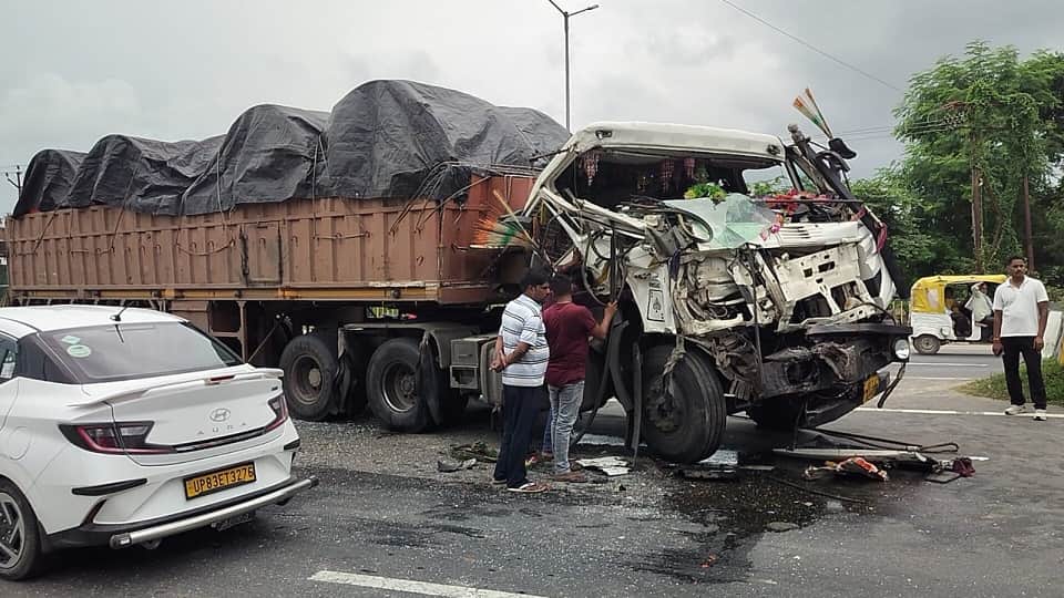 Collision between mini bus and trailer on Firozabad-Tundla highway