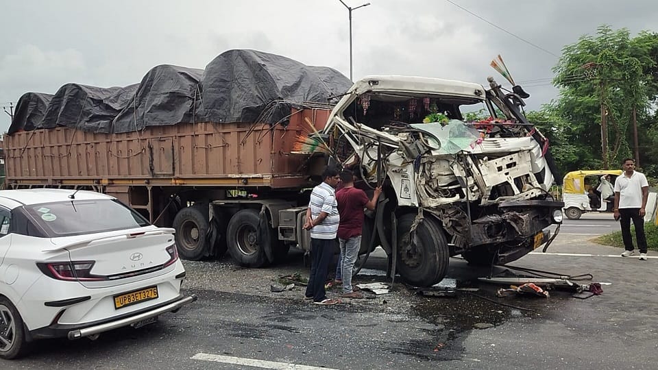 Collision between mini bus and trailer on Firozabad-Tundla highway