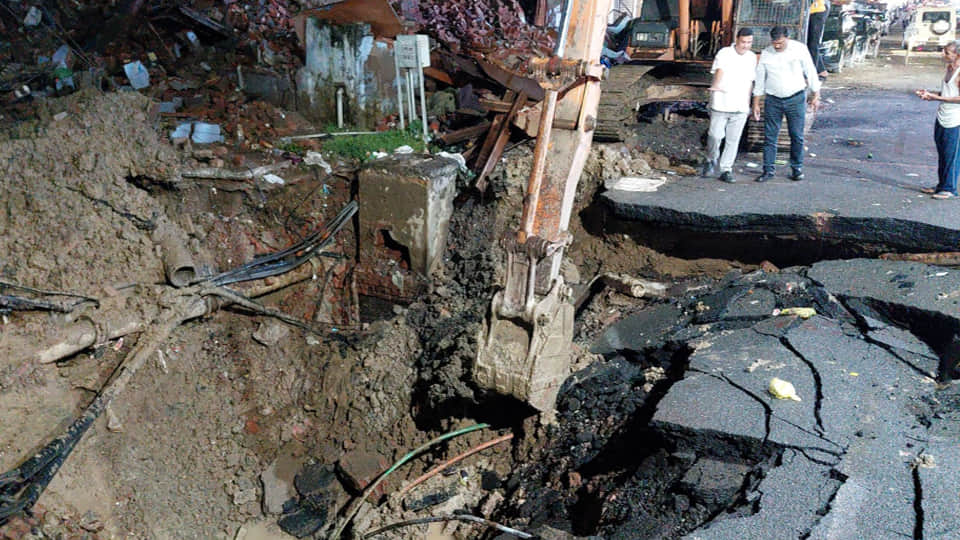 हर्षनगर में फिर से डॉट नाला धंसने पर शटरिंग लगाने का कार्य कराते जलकल कर्मी