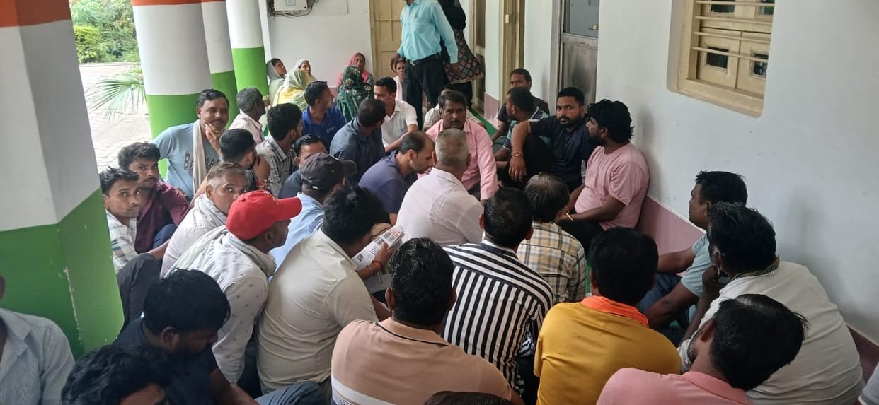 Municipal Employees Strike After Death of Shubham Valmiki, Demand Rs 50 Lakh Compensation and Job for Family M