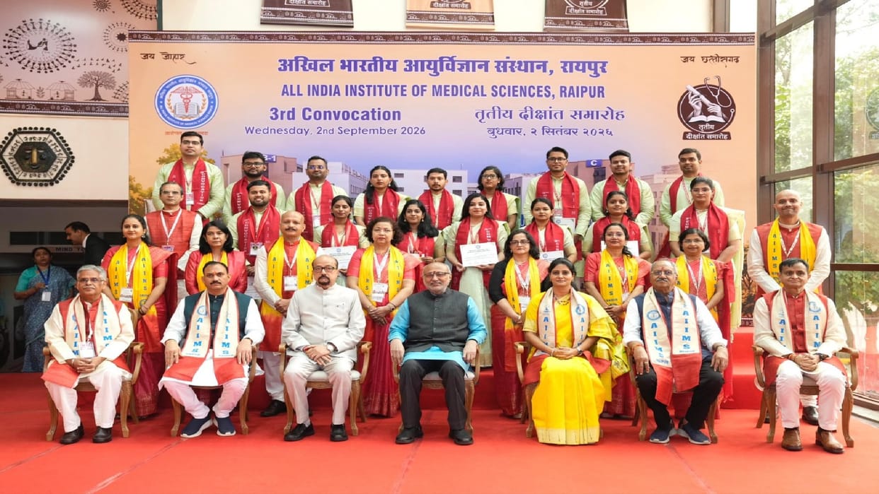 Vice President gave gold medals to meritorious students at Raipur AIIMS praised Cg for being free from Naxalis