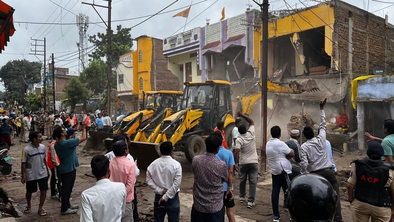 indore-news-mc-demolishes-illegal-constructions-for-road-widening-in-musakhedi-banganga