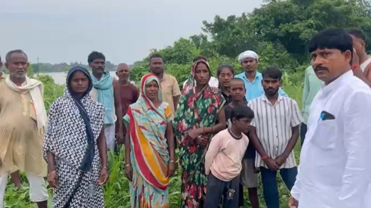 Erosion Wreaks Havoc Hut and Household Belongings Swept into River Zila Panchayat Member Assures Farmers