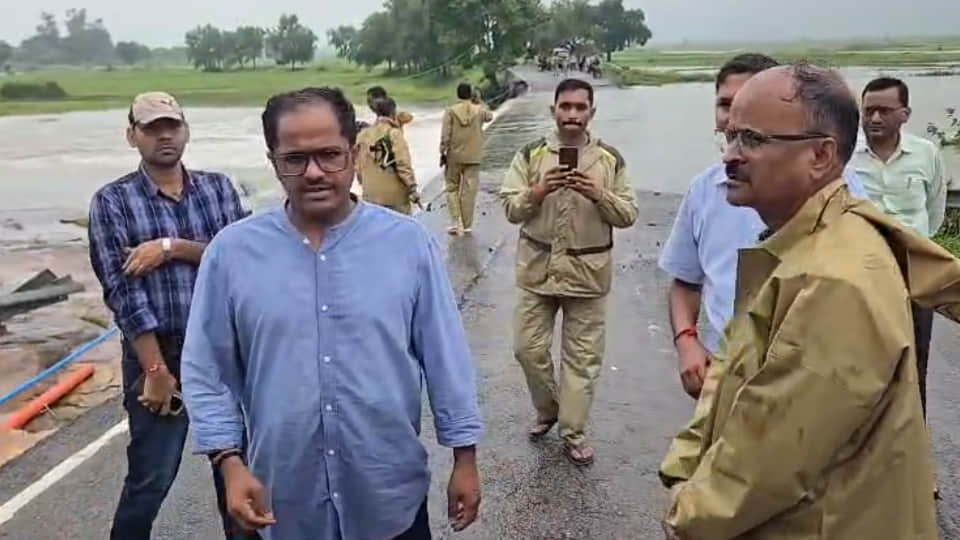 जिलाधिकारी व एसपी ने किया निरीक्षण