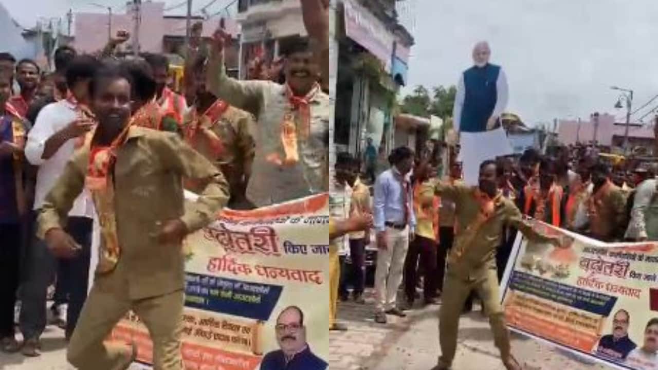 आउटसोर्स कर्मचारियों ने निकाला जुलूस