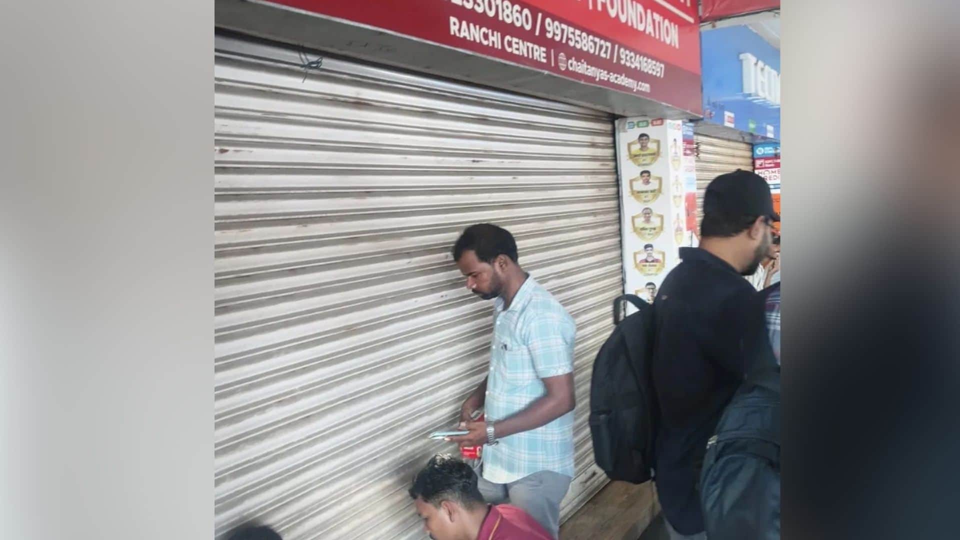 कोचिंग संस्थान बंद कराते निगम के कर्मी
