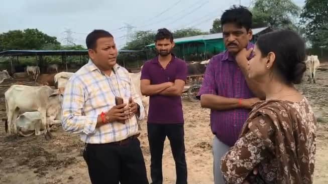 जानकारी करते नायब तहसीलदार शिखा शुक्ला, बीडीओ गिरीश मिश्रा और अन्य