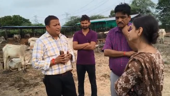 जानकारी करते नायब तहसीलदार शिखा शुक्ला, बीडीओ गिरीश मिश्रा और अन्य