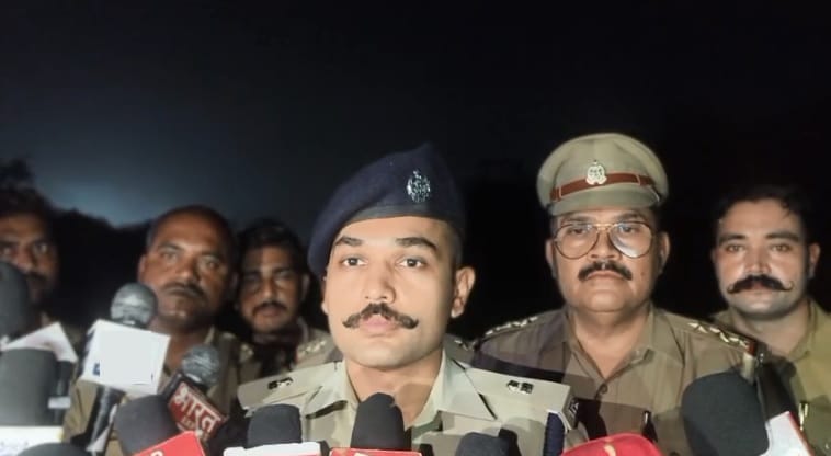 घटना की जानकारी देते पुलिस अधिकारी