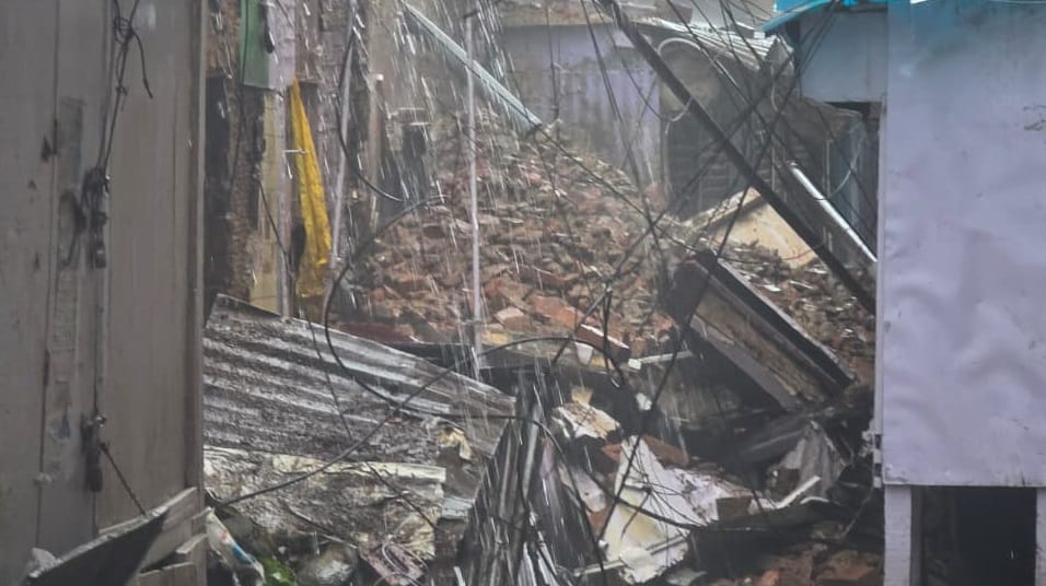Kanpur Dilapidated wall collapses in Nayaganj Chaturbhuj Gali police engaged in relief and rescue operations