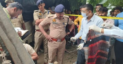 घटनास्थल पर जांच करती पुलिस