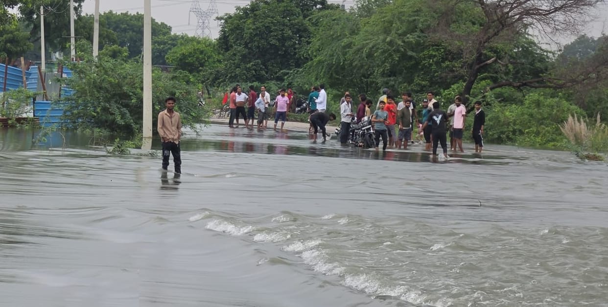 Unnao Lon River overflows after 35 years water flowing across a 500 meter stretch of the state highway