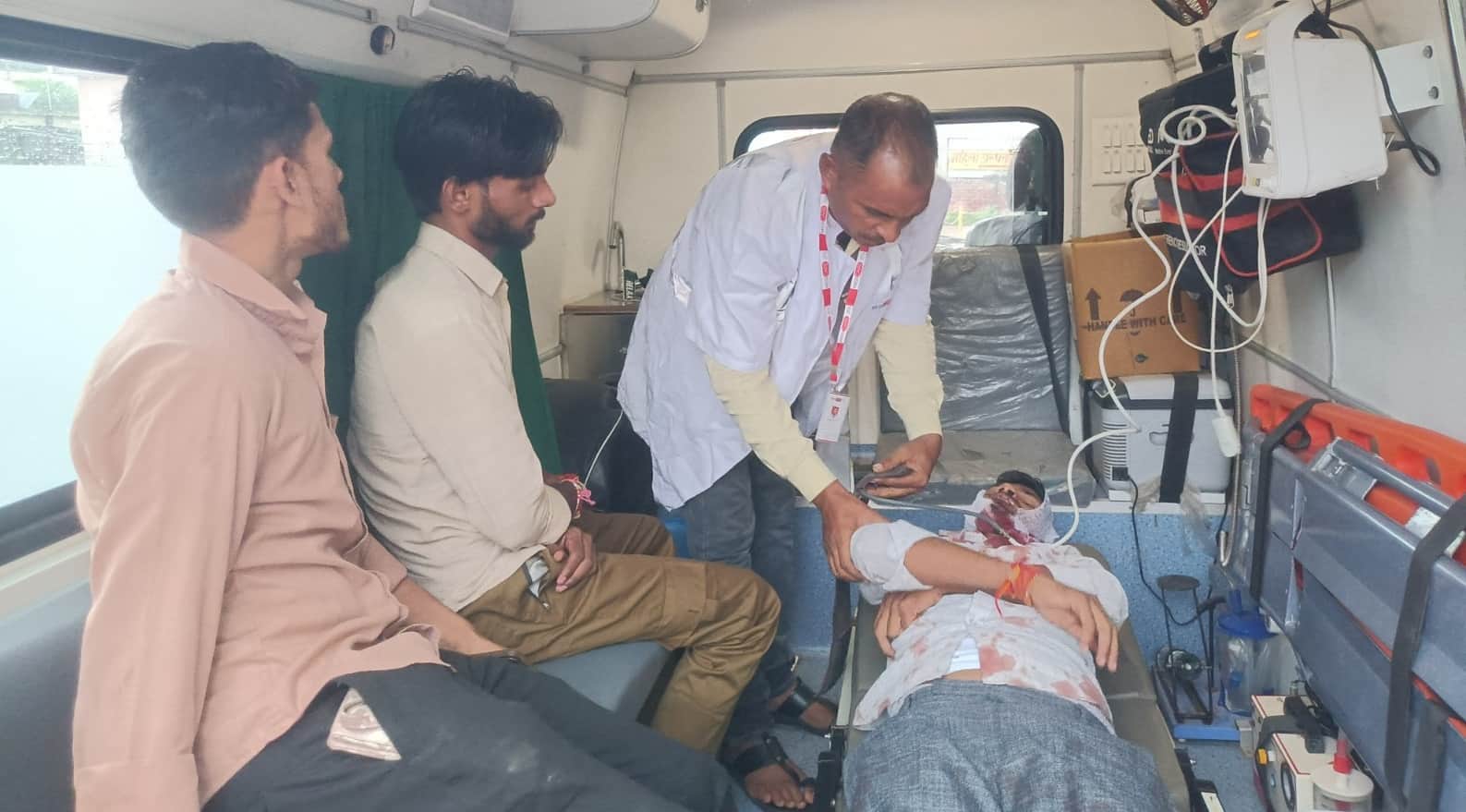 घायलों को ले जाते समय चेकअप करते एएलएस एम्बुलेंस कर्मी