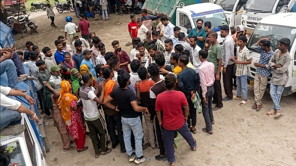 कर्मचारियों ने ठप किया काम