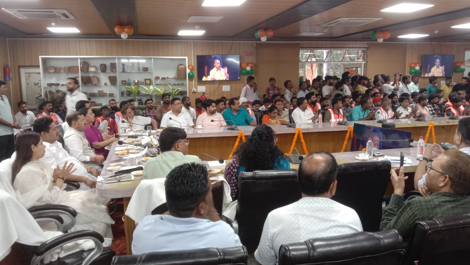 कार्यक्रम में माैजूद अधिकारी