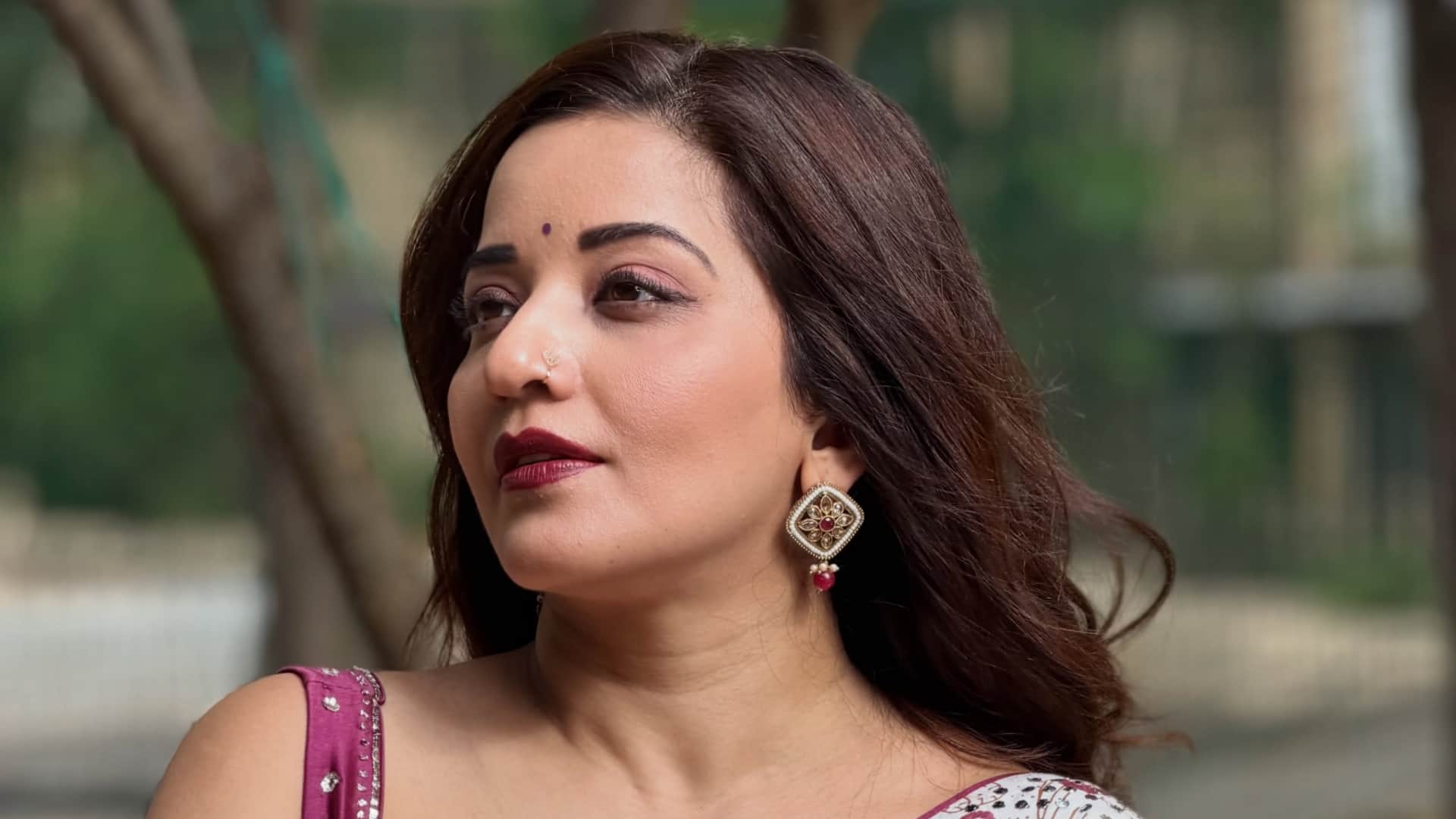 Monalisa give pose in Purple and White saree buyers praise for her fitness