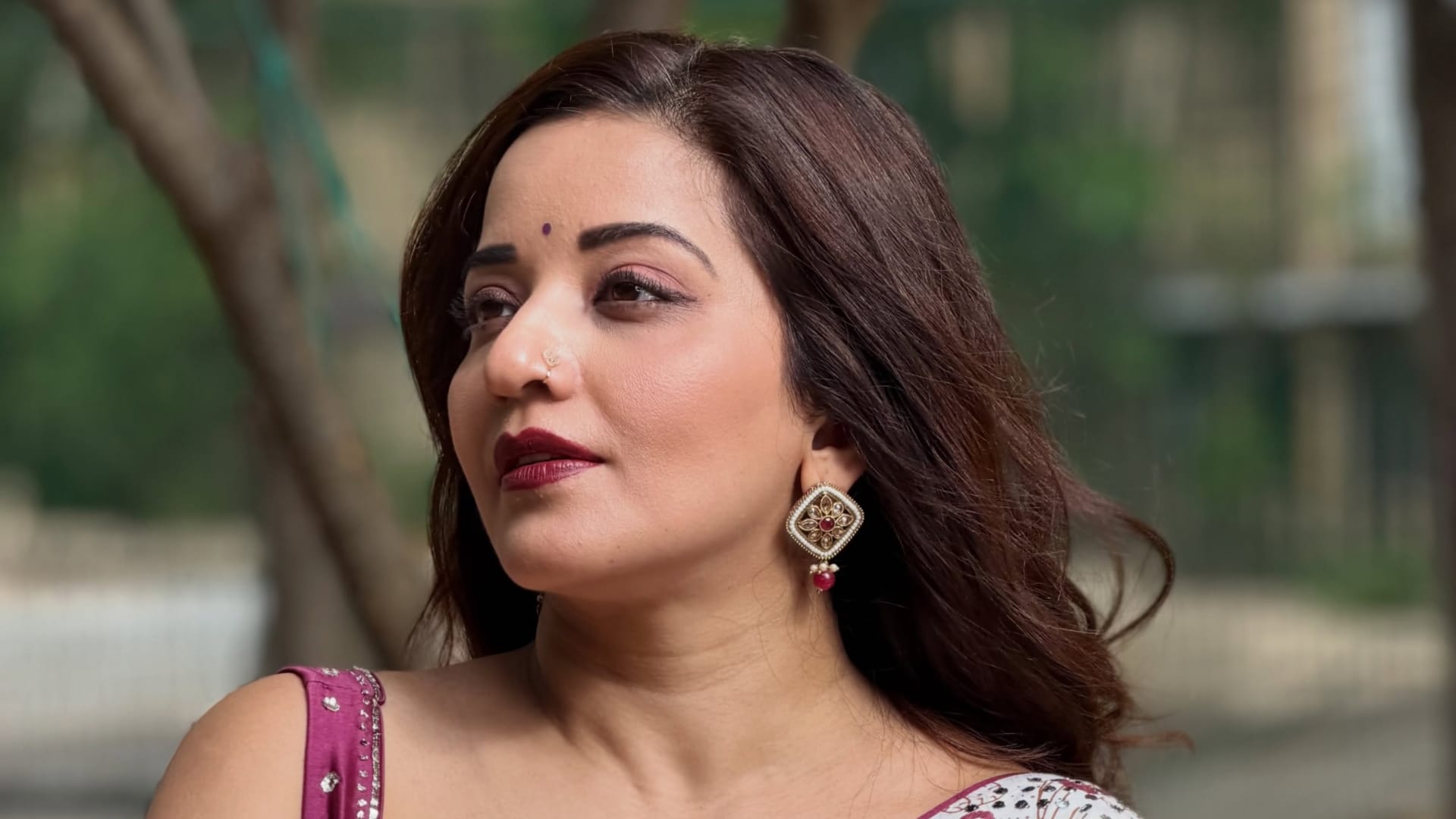 Monalisa give pose in Purple and White saree buyers praise for her fitness