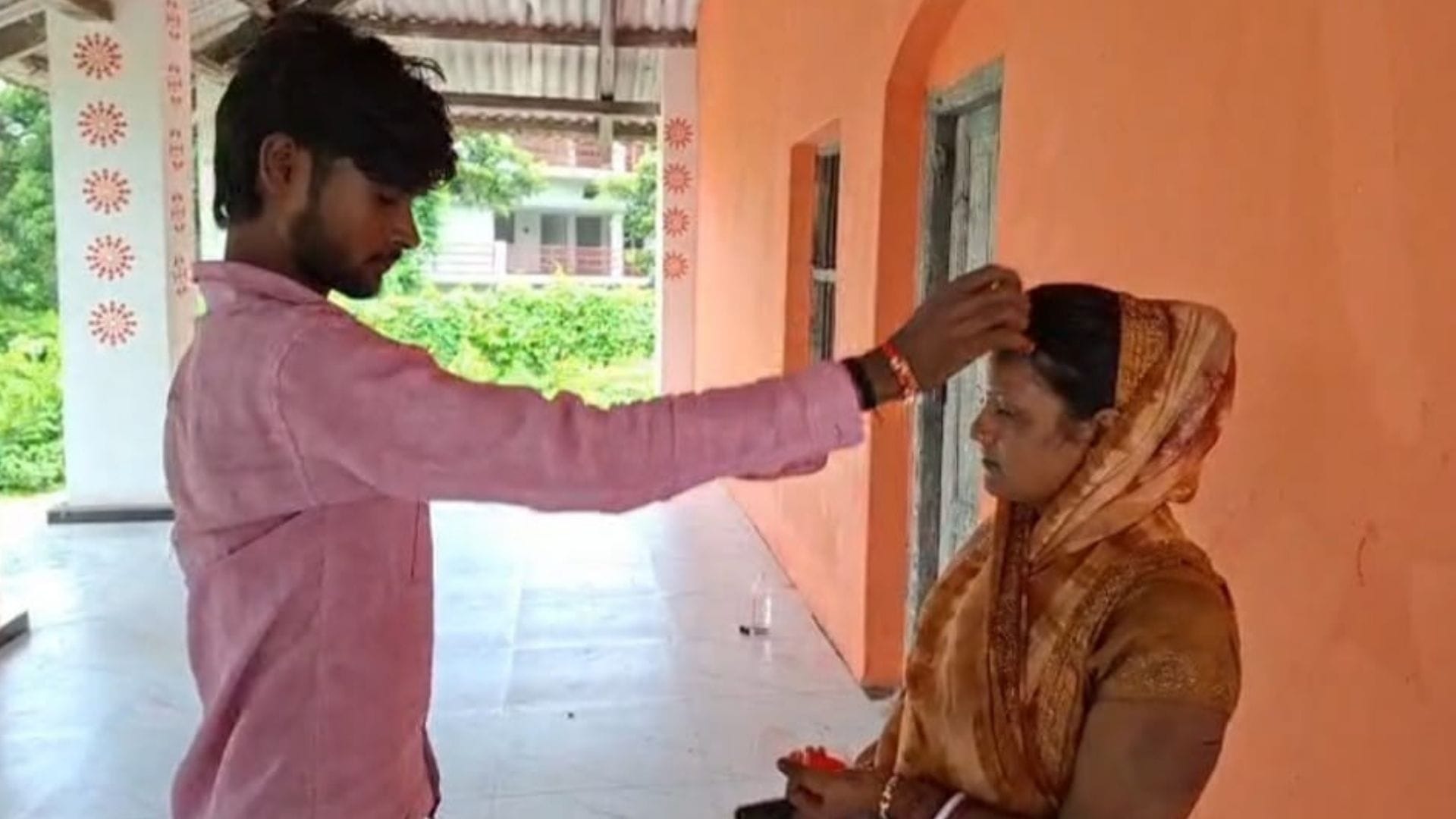 मंदिर में शादी करते प्रेमी प्रेमिका