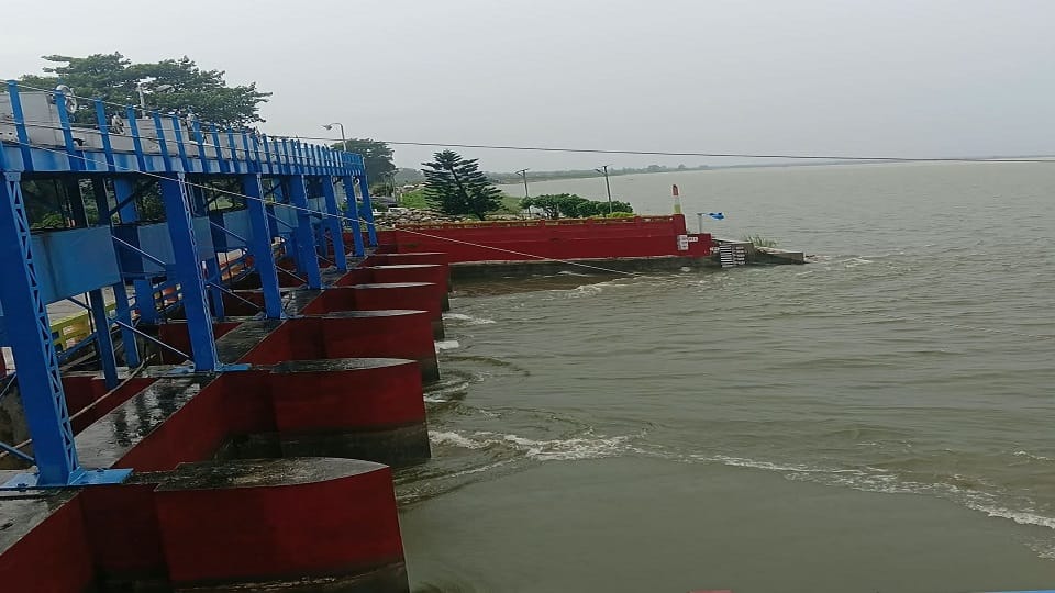 The water level of all seven rivers of the Udham Singh Nagar district reached close to the danger mark