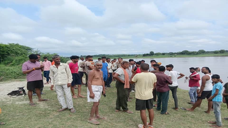 Elderly woman jumps into Yamuna River from bridge in Agra.