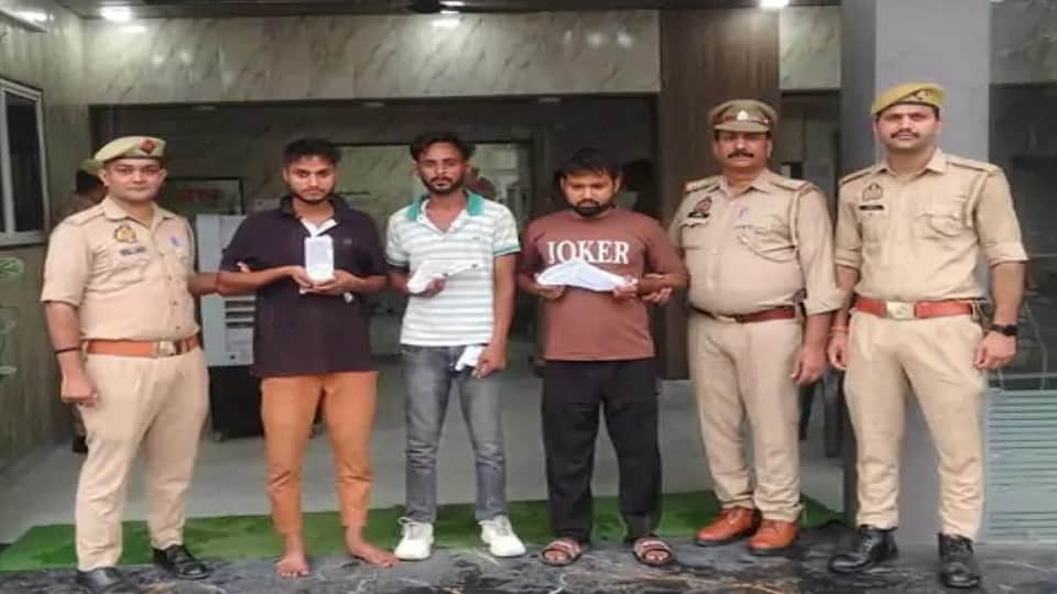 Police nab three robbers in Ghaziabad Mobile phones and illegal weapons recovered