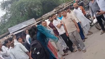 प्रेमिका और पत्नी में होती मारपीट।