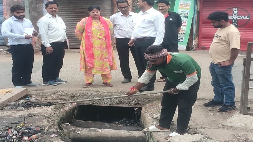 Vibhav Nagar Faces Civic Woes: Overflowing Sewage Dirty Toilets and Waterlogging Found During Inspection
