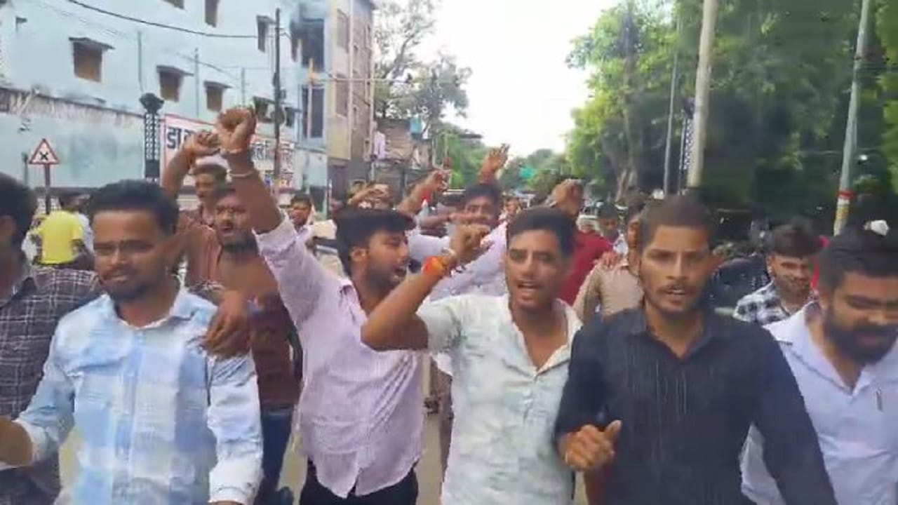 छात्रों ने निकाला जुलूस