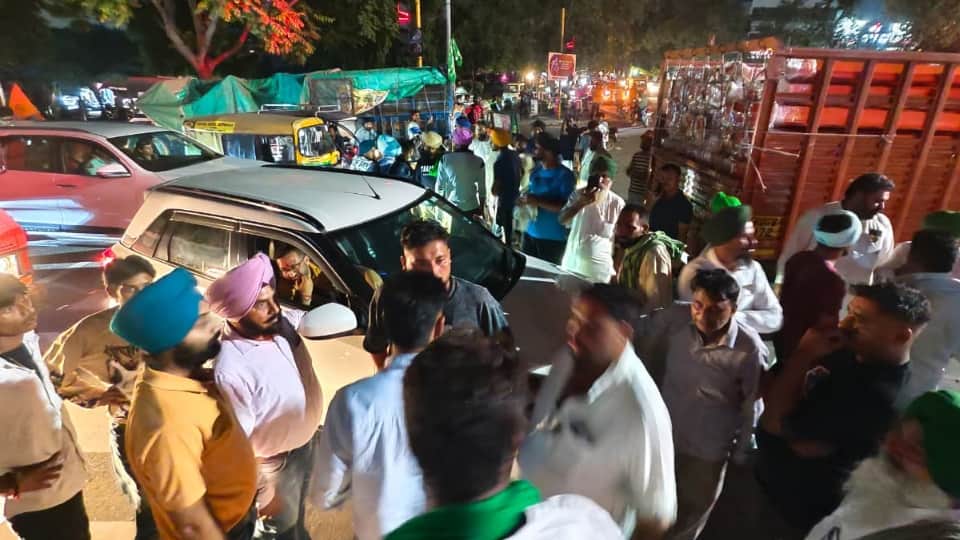 Farmers protest in Mohali Spent night sleeping on ground blocked road after power cut