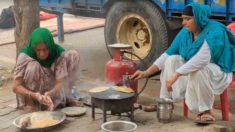 Farmers protest in Mohali Spent night sleeping on ground blocked road after power cut