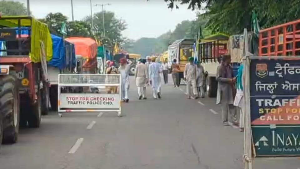 Farmers protest in Mohali Spent night sleeping on ground blocked road after power cut