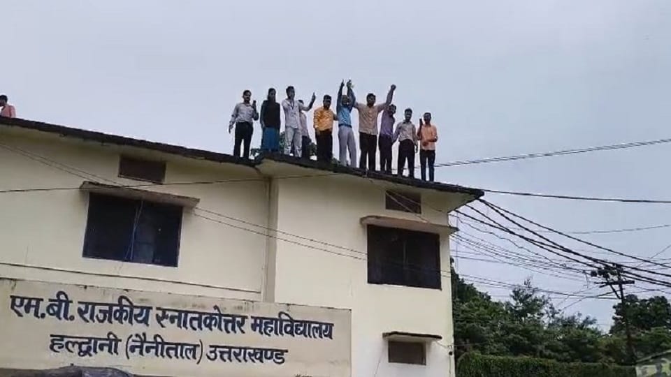 रिजल्ट के लिए छत पर चढ़े छात्र