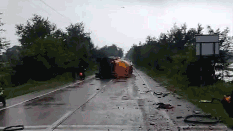 MP Road Accident Pawan Express Bus and Bulker Collide Head On Rewa Sidhi Highway 20 Injured