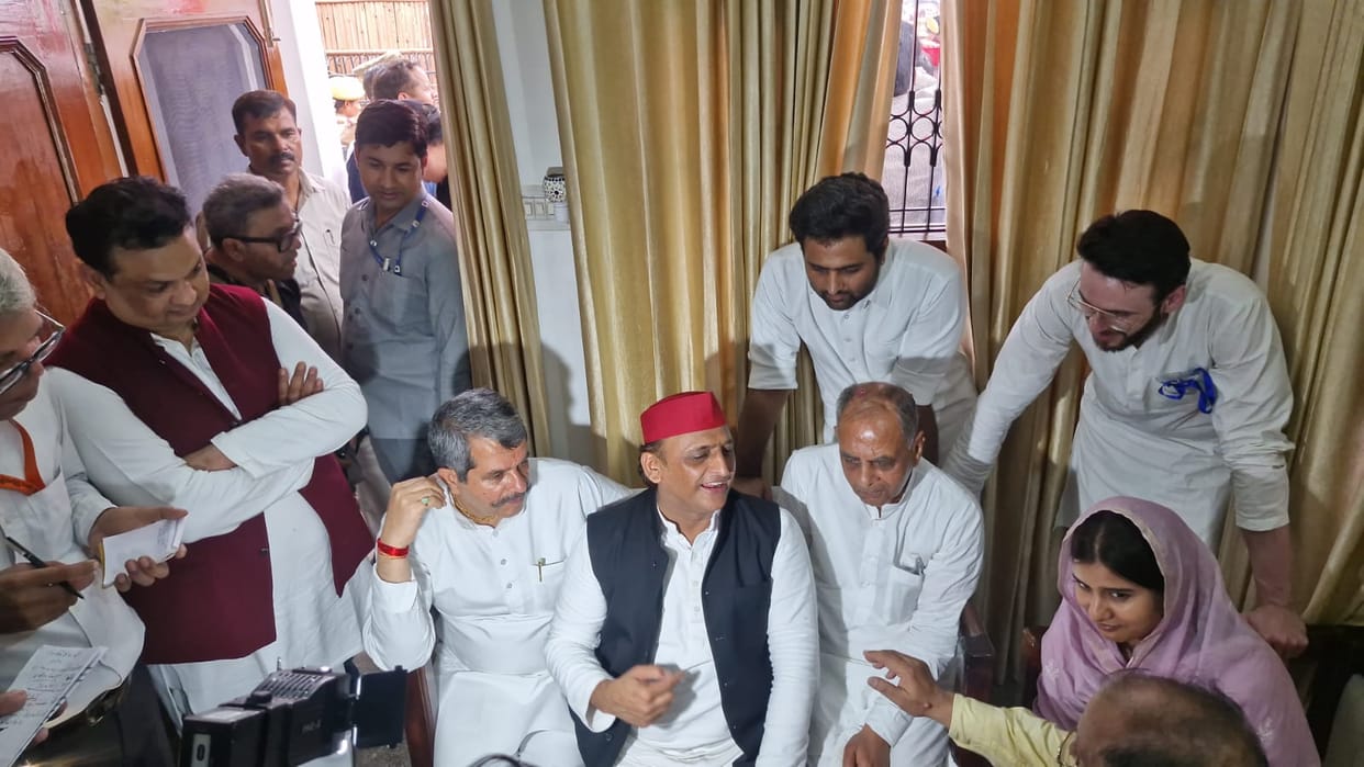 Akhilesh Yadav Arrives in Saharanpur, Receives Grand Welcome from Party Workers