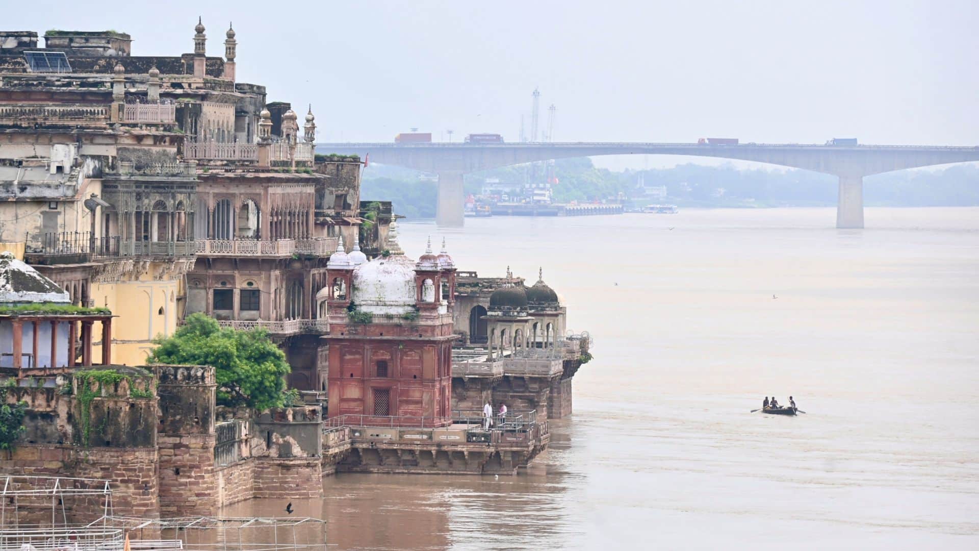 Arrived relief camps belongings Ganga water level above danger mark Varuna also rising in varanasi
