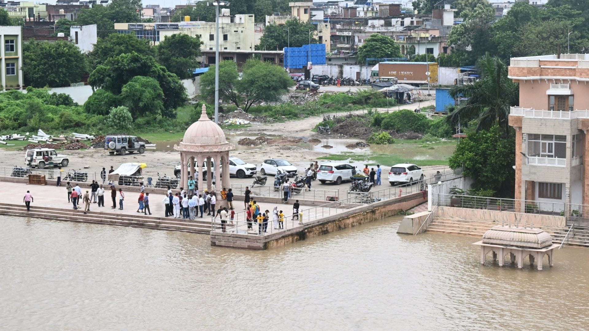 Arrived relief camps belongings Ganga water level above danger mark Varuna also rising in varanasi