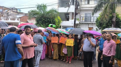 Meerut Bandh: Traders Protest in Rain, Markets Remain Shut Over Awas Vikas Setback Action