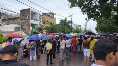Meerut Bandh: Traders Protest in Rain, Markets Remain Shut Over Awas Vikas Setback Action