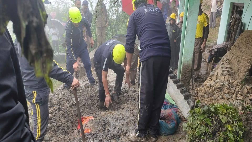 Father-in-law crying over the death of daughter-in-law and children in almora