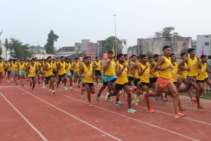 दाैड़ में शामिल अभ्यर्थी